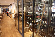 begehbarer Weinschrank in der Werdenfelserei (©Foto: Martin Schmitz)